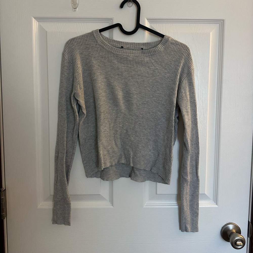 Gray long sleeve cropped shirt